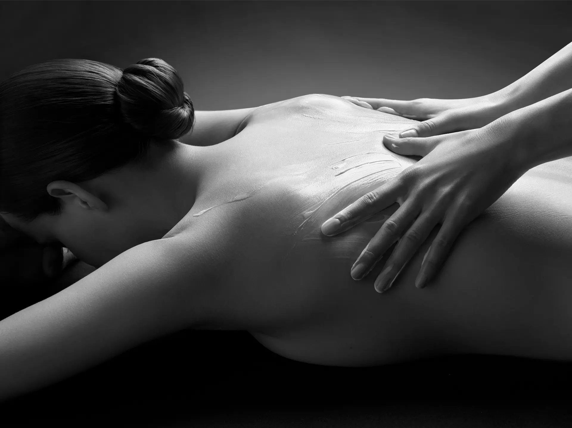Customised body massage treatment at the salon
